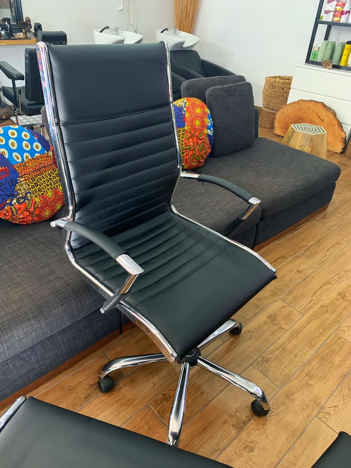 Executive office / Desk chair / waiting area in N16 London für 150,00