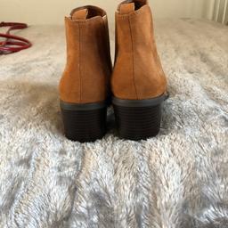 Brown ankle boots size 5 
Brand new never worn
