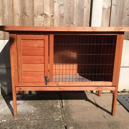Very good used condition, rabbit / guinea pig / small animal hutch

Has side door for access and pull out tray and lift up lid for easy cleaning

90 (L) x 45 (D) x 70 (H)

Collection: B64 6RH