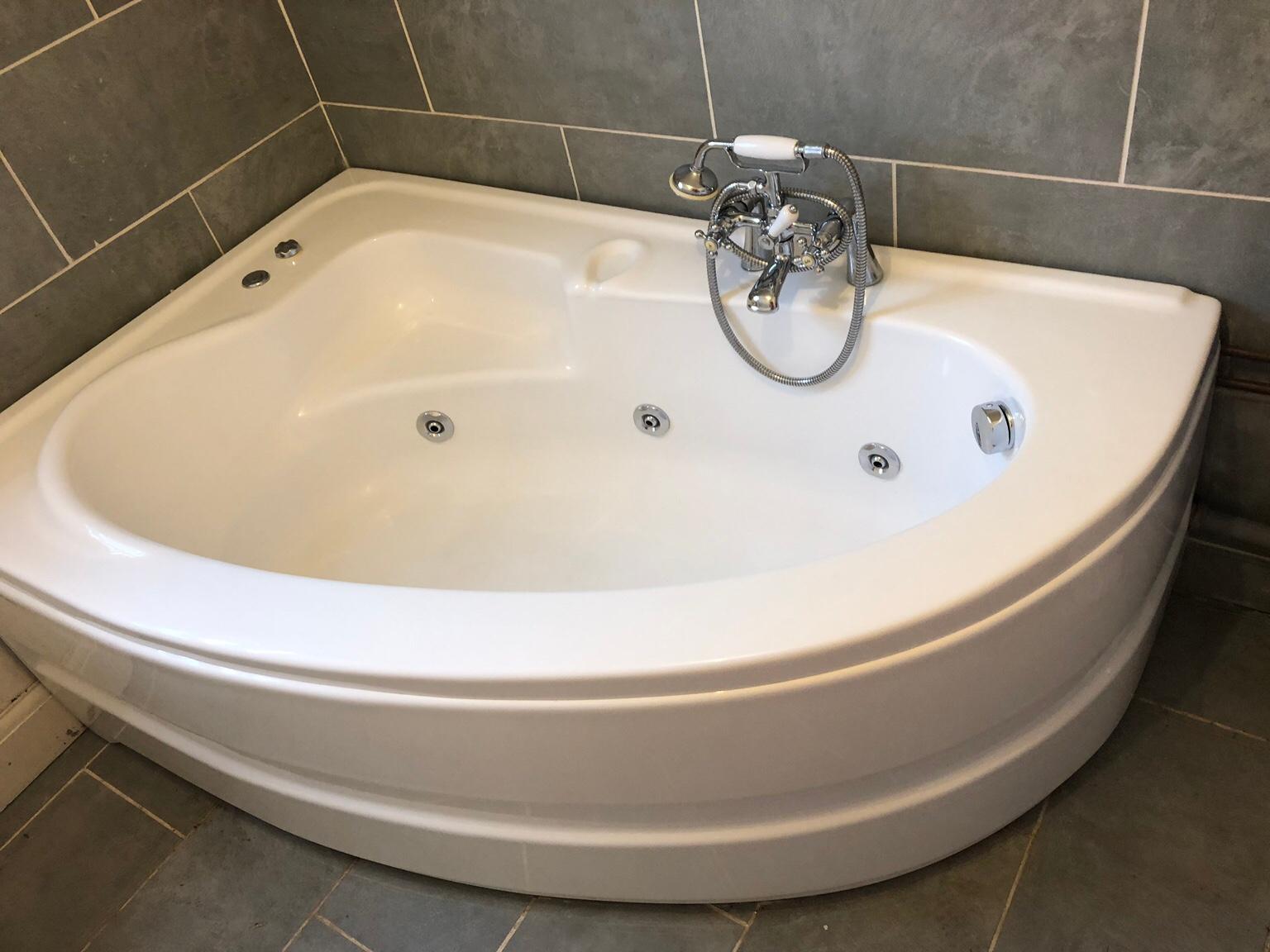 Corner Whirlpool/Jacuzzi Bath WITHOUT TAPS in B44 Birmingham for £123.