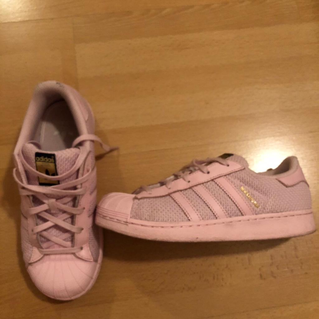 Supercoole Adidas Superstar Sneakers - getragen, aber in Ordnung.

Beachtet auch meine anderen Artikel - es kommen immer wieder Neue dazu.

Versand Österreich: € 4,00
Versand ins Ausland oder Kombiversand auf Anfrage.
Zahlung: Paypal, Überweisung oder in bar bei Abholung

Privatverkauf - keine Rücknahme, keine Gewährleistung