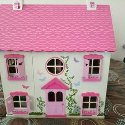 Large doll house house including all extras in mint condition ready to be played. Not suitable for kids under 3 years, Colour pink, cream, and green. Collection only thanks.