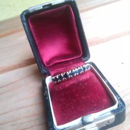 Ich verkaufe einen schönen Vintage Memory Ring, rundherum mit blauen Safiren bestückt. 585 Gold gestempelt. Innendurchmesser ist 16mm.

Box steht nicht zum Verkauf!

Privatverkauf-keine Garantie und keine Rücknahme!