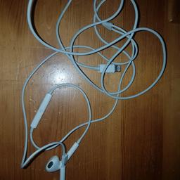 headphones, good condition, selling because I no longer use it 

collection se4