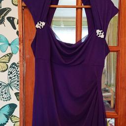 Beautiful and flattering dress. Nice rich purple that is hard catch accurately on my phone.
£18