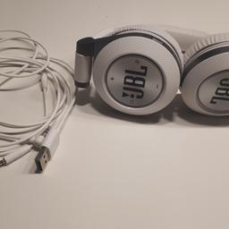 Gebrauchte Kopfhörer von JBL. Guter Sound, sitzt angenehm am Kopf, kann verstellt werden in der Größe, Bluetooth fähig. Bendienung auch über Kopfhörer möglich.