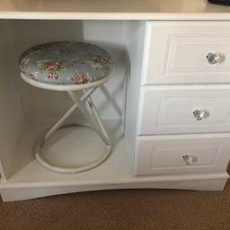 Dressing table with chair( no mirror)
Very good condition