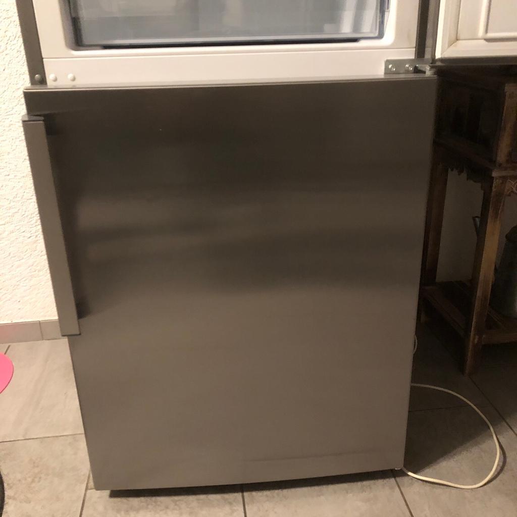 Kühlschrank zu VERSCHENKEN für BASTLER!! in 6824 Gemeinde Schlins für