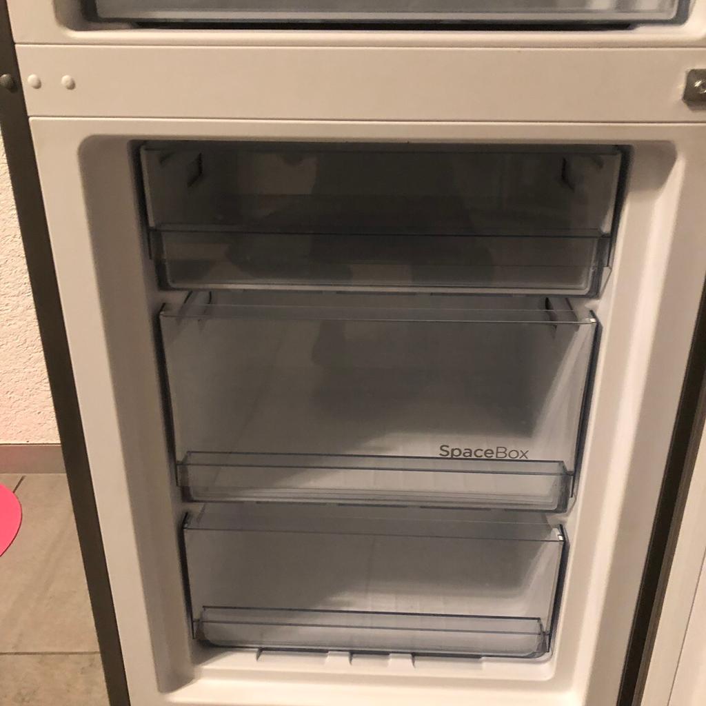 Kühlschrank zu VERSCHENKEN für BASTLER!! in 6824 Gemeinde Schlins für