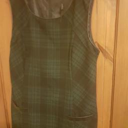 Next never worn, size 18 fully lined, green/black tartan dress, length 35
inches or 90 centimetres.
Suitable for the winter.
Pockets at the front, top of the pockets in black pvc and a zip at the back. Lovely in the colder weather with on trend pixie or long boots.