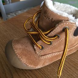 Optimaler Schuh für erste Gehversuche! Warm gefüttert! Nur wenige Male getragen von meinem Sohn!