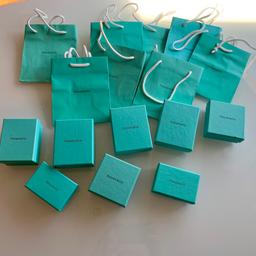 Ideali per regali e vendite di articolo Tiffany. 9 buste e 8 scatoline di varie misure più nastri bianchi Tiffany 
Busta+scatolino+nastrino 4€