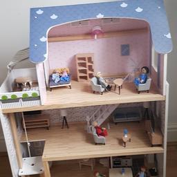 Dolls House. In a very good condition.

Brought last Christmas for my girl but she doesn't want to play with it anymore.

Dimensions 64 x 80 x 31 cm
Includes furniture and dolls.