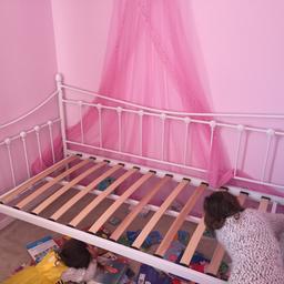 Single bed, metal with sea shell decor. Also comes with pop up bed that slides underneath and turns the bed into a double. Barely used as didnt fit well in room.
Free loca delivery