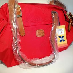 Vendo borsa da viaggio piccola Bric's rossa
In ottime condizioni, mai utilizzata
Molto resistente

Prezzo poco trattabile
No spedizione