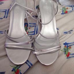 Brand new never worn
Heavenly sole heels silver
Size 7