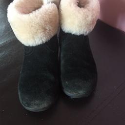 Used Girls Size UK 8 Black UGG Australia Boots Sheepskin Lining with Zip Fastening. 
Condition is Used
