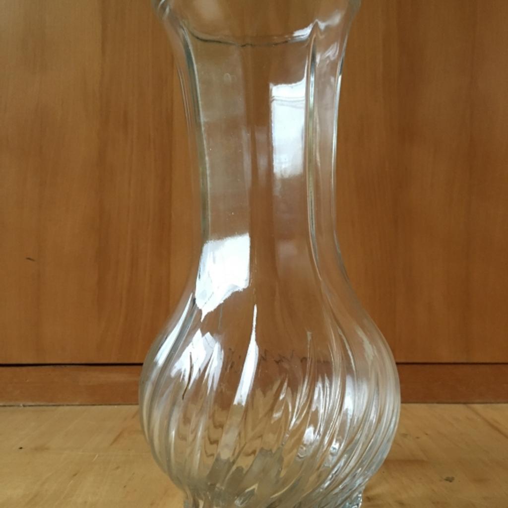 Blumenvase Athena aus Glas von Borgonovo, ca. 26 cm hoch, oben ca. 10 cm Durchmesser,

ungebraucht, wie neu, aus einer Verlassenschaft, Nichtraucherhaushalt

weitere Vasen vorhanden
Fixpreis