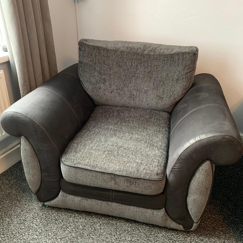 DFS fabric 3 seat sofa & large arm chair grey in M22 Manchester für 300