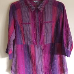 Lovely top in excellent condition. From smoke and pet free home.