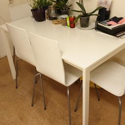 Vit matbord + 4 st vita stolar

Storlek på matbordet: 125 längd × 75 cm beredd × 75 cm höjd 

Går att skruva loss benen på bordet.

Helt okey skick.