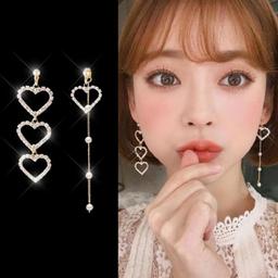 asymmethrische Ohrringe aus Korea
werden von Stars gerne getragen