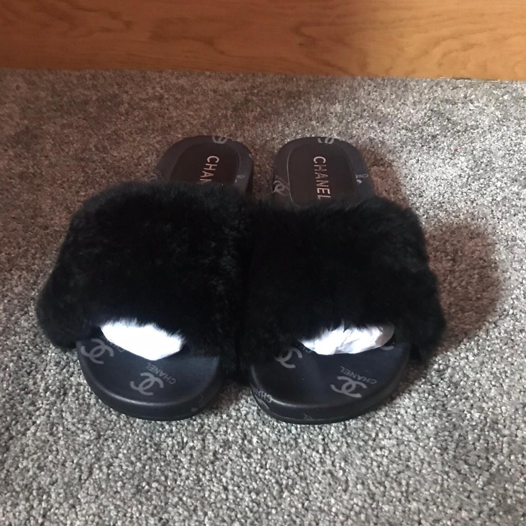 Chanel discount fluffy sliders