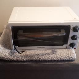 Mini electric oven, table top. Used for about 3 months, not needed anymore.
