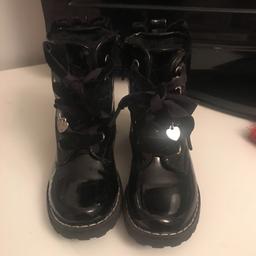 Black boots  bow back size 8 fab condition