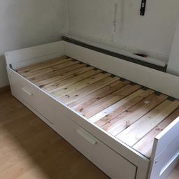Ich verkaufe hier ein Tage(Gäste)-Bett von Ikea. 80x200 cm und kann auf 160x200cm erweitert werden (siehe Bild). 

Das Bett wurde im Kinderzimmer genutzt und weißt leichte Gebrauchsspuren wie Kratzer und Schrammen (keine Farbflecken) auf. 

Nur Abholung möglich. (Aber keine Angst es sind keine Etagen und Treppen zu überwinden)