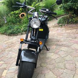Verkaufe einen Harley Elektro Scooter 1500W 60Volt 20AH mit Straßenzulassung. Leistungsstarker Antrieb mit 2 Sitzplätzen. Ist in einem sehr guten Zustand. VB