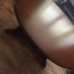rose mogni coffee table in excellent condition
Or any closer offer the length is 1 metre width is 23 inches.It is in excellent condition.Come and have a look.No marks or scratches on it
