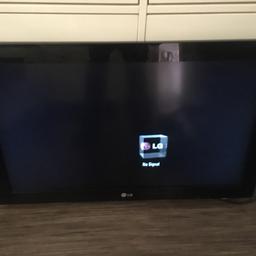 32” tv, 3 hdmi ports, no remote but fully functional without. Lost the stand so would have to be wall mounted or a replacement would probably be available online.