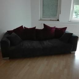 Verkaufe ein XL Sofa Zweisitzer
der Zustand ist gut 
an selbstabholer
20 Euro Festpreis
