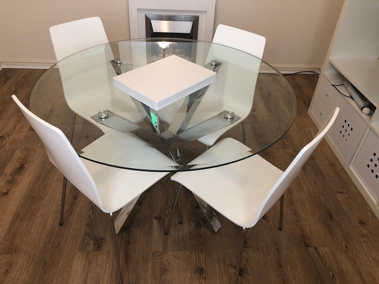 Glass + Crome Dining Table set with x4 Chairs in CF31 Broadlands für