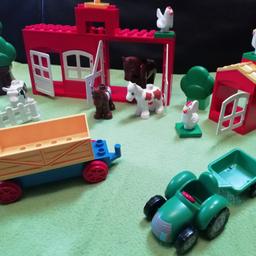 Toller Lego Bauernhof.
2 Ställe und 1 Hühnerstall. 
10 Tiere. 
2 Figuren. 
Auto mit Anhänger und Aufleger. 
Zaun. 
Bäume. 
Traktor grün rechts im Bild nicht dabei war von Chicco. 

Privatverkauf, keine Garantie, keine Rücknahme