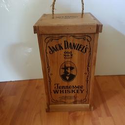 Jack Daniels Whiskey Wooden CD Holder Box. Takes 12 Albums
Rope Handle
Good condition for its age (made in 1990s)
Has 2 wooden dividers
A wonderful addition to any Jack Daniels collection
can be posted for an extra £6 (UK only)