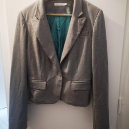 Grey warm blazer
ONLY
size 42