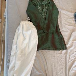 Brand- Royal Line
Size- Age 10
Colour- Green top & White bottoms
Worn once