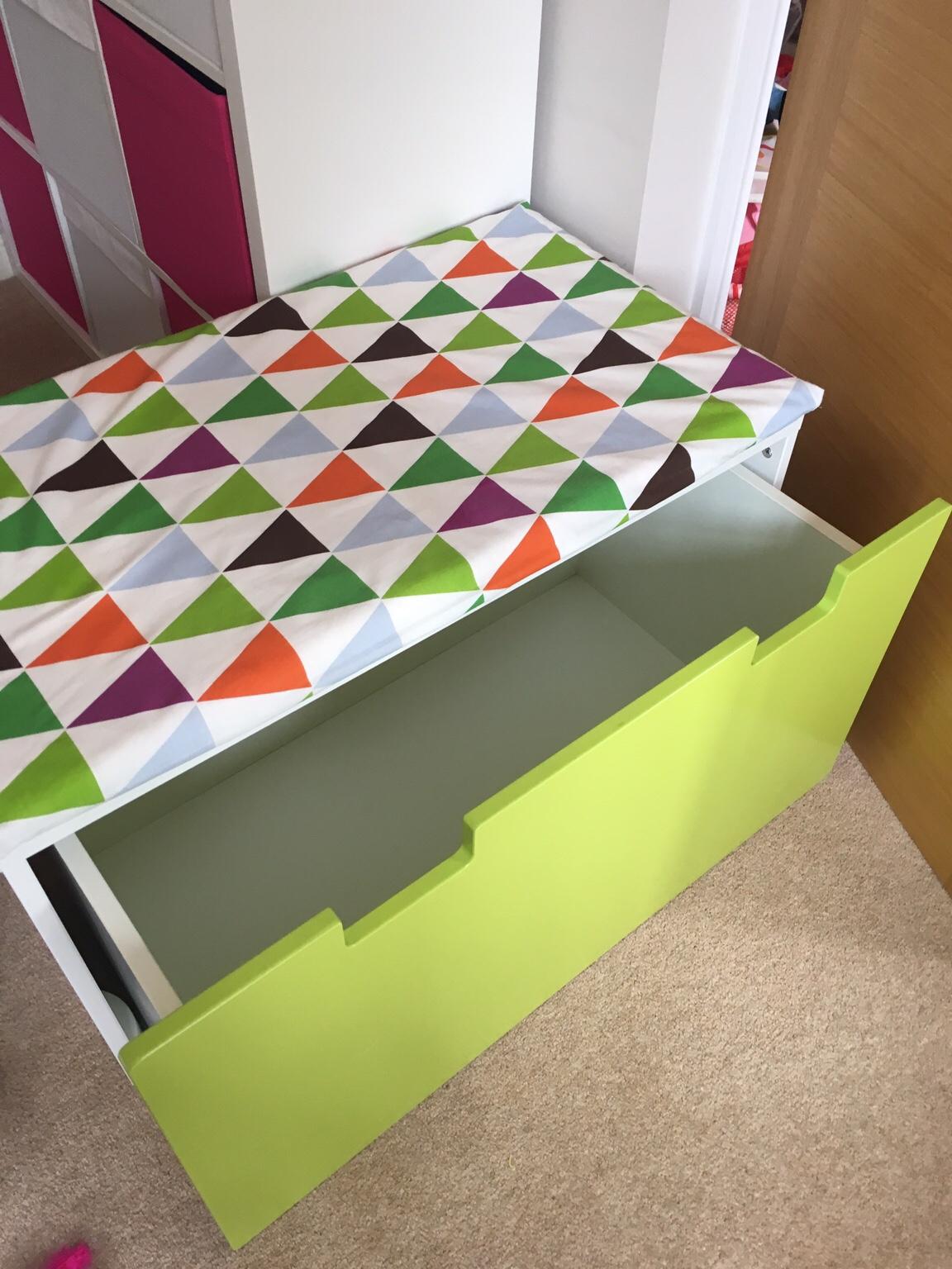 IKEA Bench with toy storage and bench pad. in WF4 Wakefield für £ 30,00