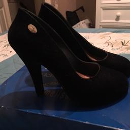 Worn once but not worn at all on bottom as I’m in a wheelchair these are absolutely gorgeous shoes they are a size 6 and black in colour they come boxed and with dust bag