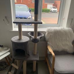 Cat tree and Scratch post, only been used for a month size is 142 x 90 x 37 cm