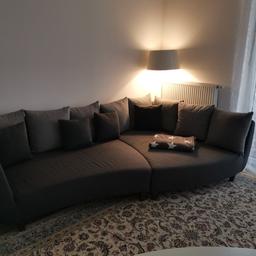 Wir verkaufen unser Sofa/Couch. 8 Monate alt. Nichtraucher und keine Haustiere . Beide Sofateile zusammen um 380€.