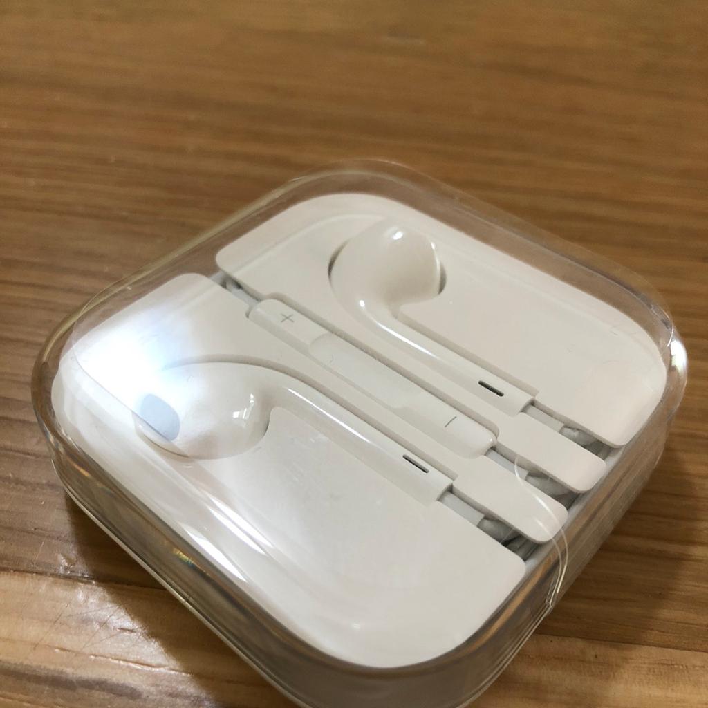 Auricolari EarPods con jack cuffie (3,5 mm) originali Apple mai usati ancora sigillati.
