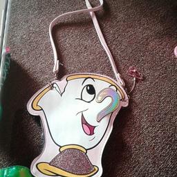 chip bag has little zip on back comes with chip purse 