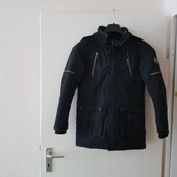 Sehr schöne Winterjacke, warm wattiert und wasserabweisend. Die Jacke ist in der Grösse 158. Farbe schwarz. Kleiner Mangel am Reißverschluss, siehe Bild.