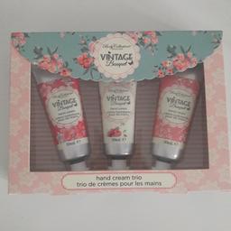BODY COLLECTION VINTAGE BOUQUET HAND CREAM

Brand new - perfect for a gift

Collection and Delivery Available
Collection will be contact free 

Smoke and pet free home 