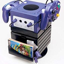 Vendo Cubestand Plus per Nintendo GameCube. Questo accessorio serve per tenere il proprio GameCube e le sue periferiche in maniera ordinata e compatta