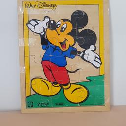 Mickey Mouse Holzpuzzel. 
das Tixo dient aktuell nur dazu das nichts Verloren geht😊