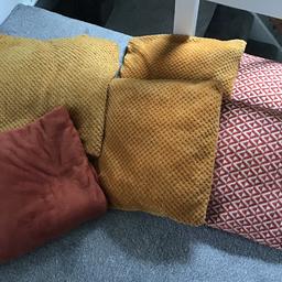 2 throw overs .
Yellow large and orange is small.
4 cushions